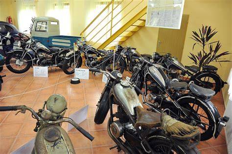 křivoklát muzeum motocyklů expozice (tmavé interiéry a historické stroje)