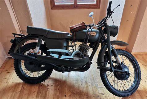 výstavní prostory hradu Kámen a expozice motocyklů