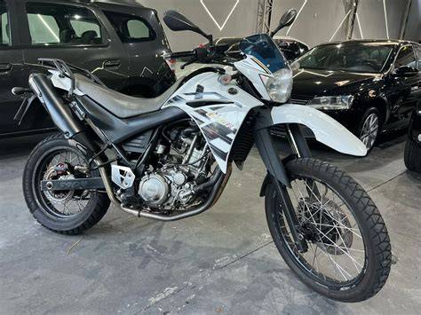 Motocykl Yamaha XT 660 a vozidla na místě nehody (obrázková reprezentace)