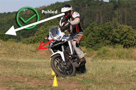 grafická ilustrace správné pozice jezdce enduro
