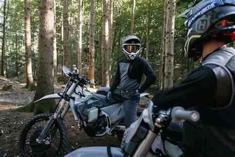 ilustrace správného vybavení pro enduro