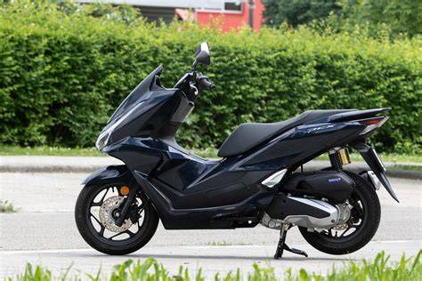 grafická porovnání proporcí PCX125 DX a základní verze