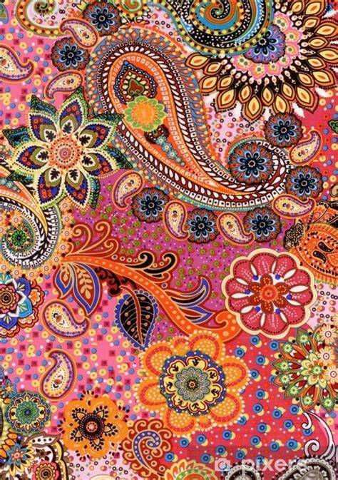 grafický design a paisley vzor na helmě (ilustrativní)