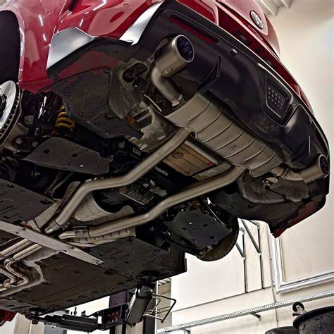 Detail výfuků a doplňkové výbavy u motorických strojů