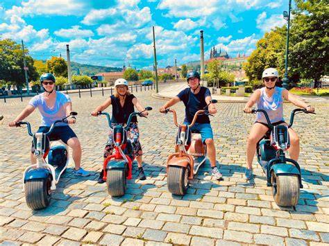 Různé typy elektrických koloběžek a chopperů na trhu