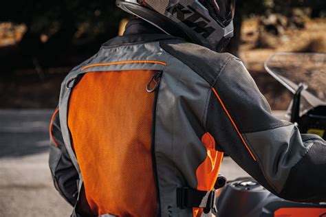 motocyklista vybírá KTM Powerwear