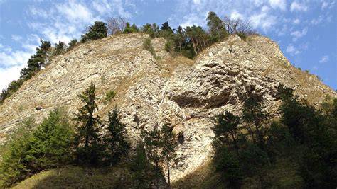 żulový vrch lesnatý terén a balvany pro boulder