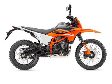 graf porovnání výkonů enduro vs. road