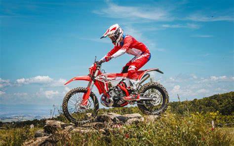 porovnání enduro motorek v terénu