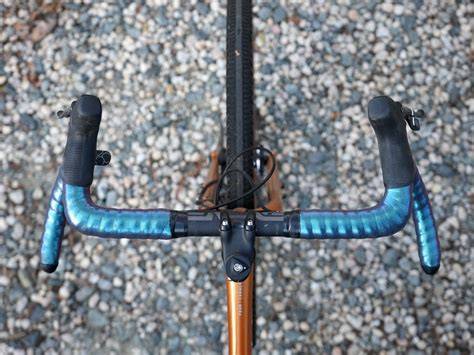 illustration of gravel and road handlebars comparison
