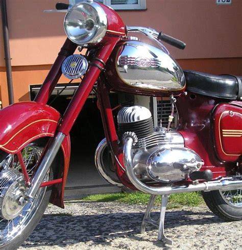 Motoservis a renovace historického motocyklu
