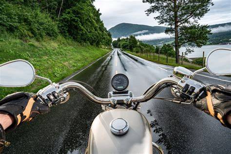 Jízda na motorce v dešti a výbava