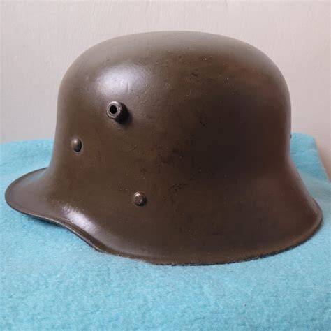 rakouská helma M17 - vzor vz.20 (historické foto)