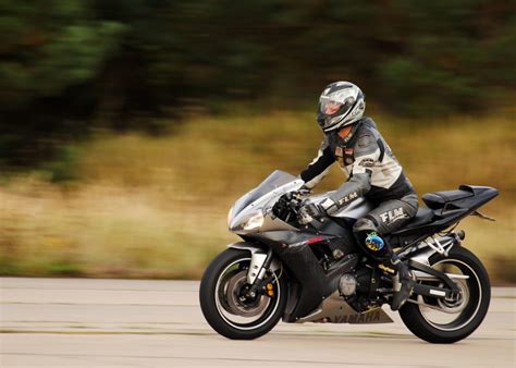 jezdec na motokrosové motorce v přilbě