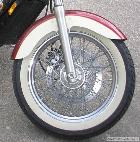 retro pneu s bílým pruhem na klasickém motocyklu