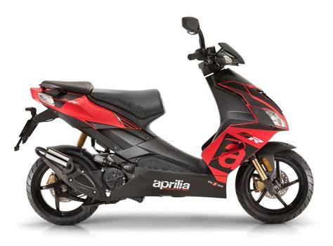 Aprilia SR 50 zaparkovaná na bočním stojanu