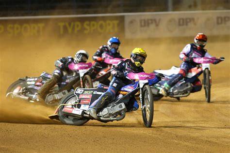 motocyklový dragster na závodní dráze