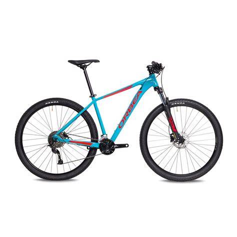 modré horské kolo 29 MTB v terénu