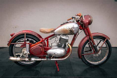 Historická Jawa 250 Pérák renovace