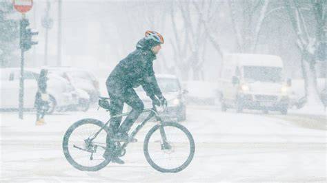 cyklista v zimní bundě Kilpi