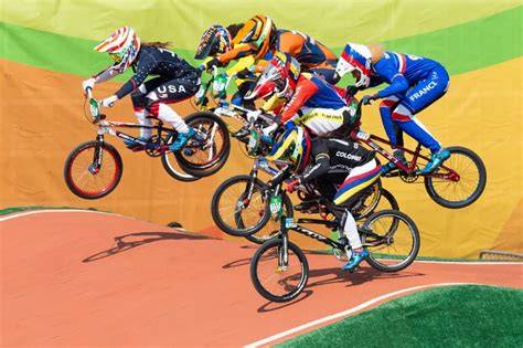 BMX závodní kolo na bikrosové dráze
