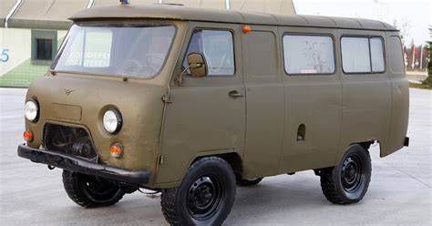 UAZ 452 se střešním nosičem