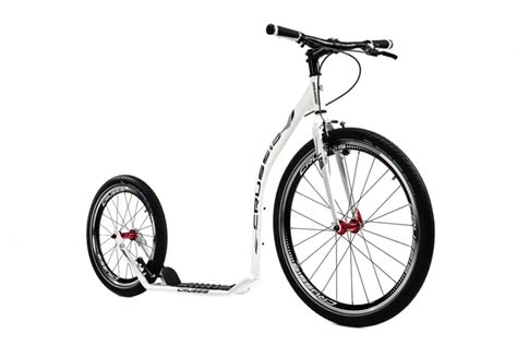 Crussis Urban 4.1 bílo-černá koloběžka