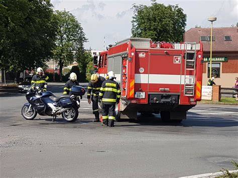 motocykl dojíždí ke křižovatce