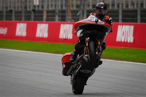 závodní motocykly MotoGP na okruhu
