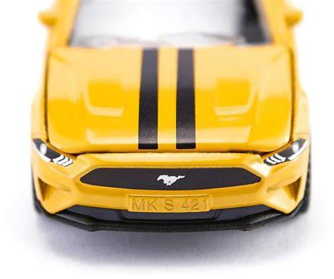 Ford Mustang žlutý s velkými koly
