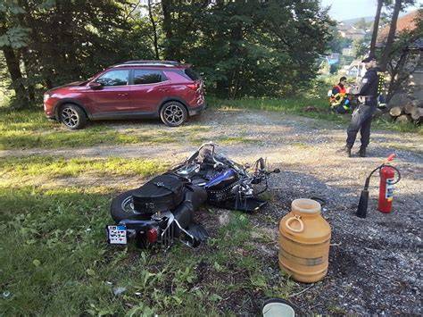 Tragická nehoda motocyklu v horské zatáčce