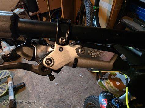Detail MTB pláště a kotoučové brzdy