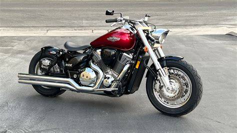 Honda VTX 1800 se zadním nosičem a kufrem