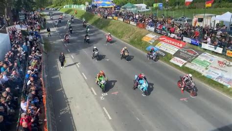 Motokrosový start jezdců na roštu