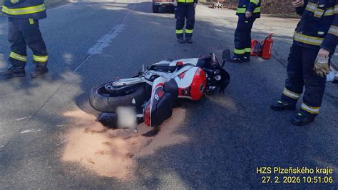Motorkář v mikině s motocyklem