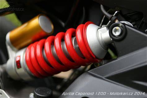 Detail nastavitelného zadního tlumiče motocyklu