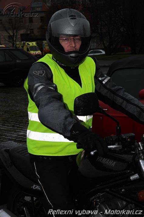 sbalitelná reflexní vesta pod sedlem motocyklu