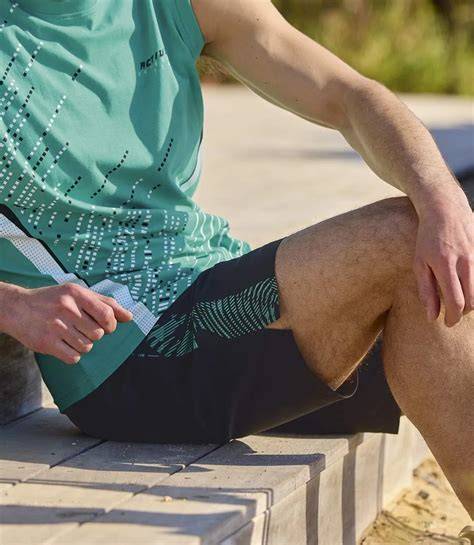 detail elastického pasu sportovních kraťasů