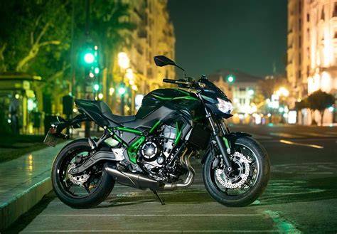 Kawasaki Z650 jezdec na silnici