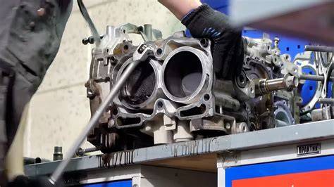 Řadový čtyřválec příčný motor motocyklu