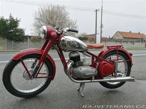Renovace Jawa 250 Pérák - ilustrativní koláž