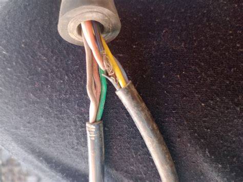 Poškozený kabel skútru u výfuku