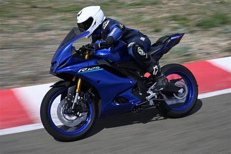 Yamaha YZF-R125 přední zadní pneumatiky