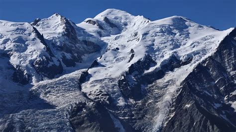Skialpinista s helmou při výstupu