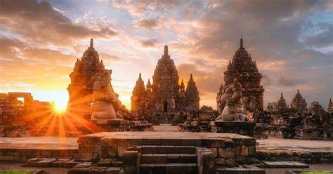 Chrám Borobudur za východu slunce