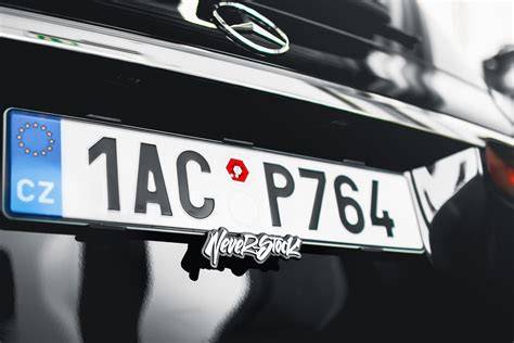 Chromovaný držák SPZ na motocyklu