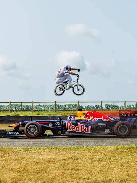 Motokrosový jezdec v dresu Red Bull