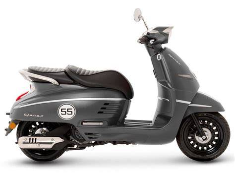 Peugeot Django skútr ve městě
