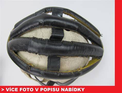rugbyová přilba na hráči