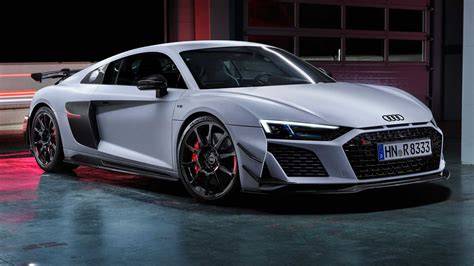 Audi R8 a motorka v automobilové honičce